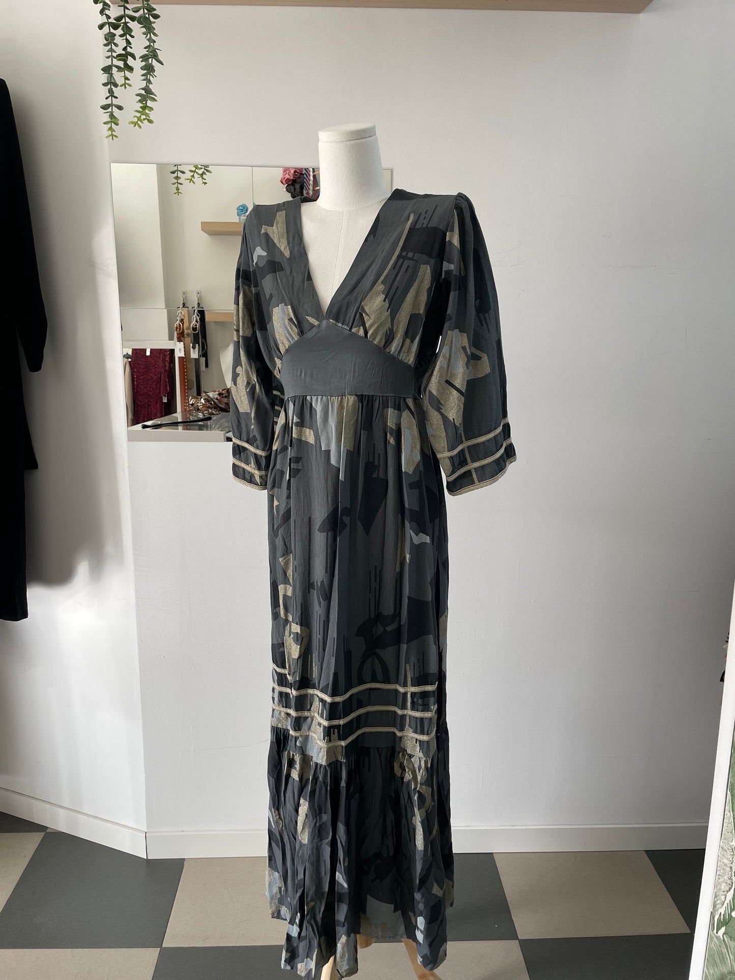 Vestido gris escote v