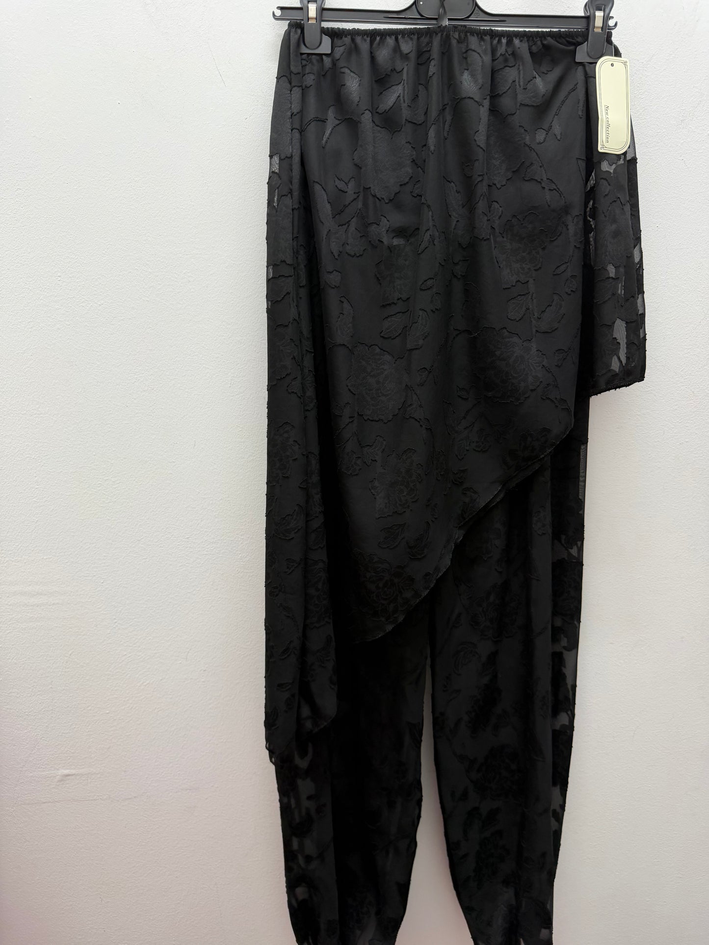 Conjunto negro bordado