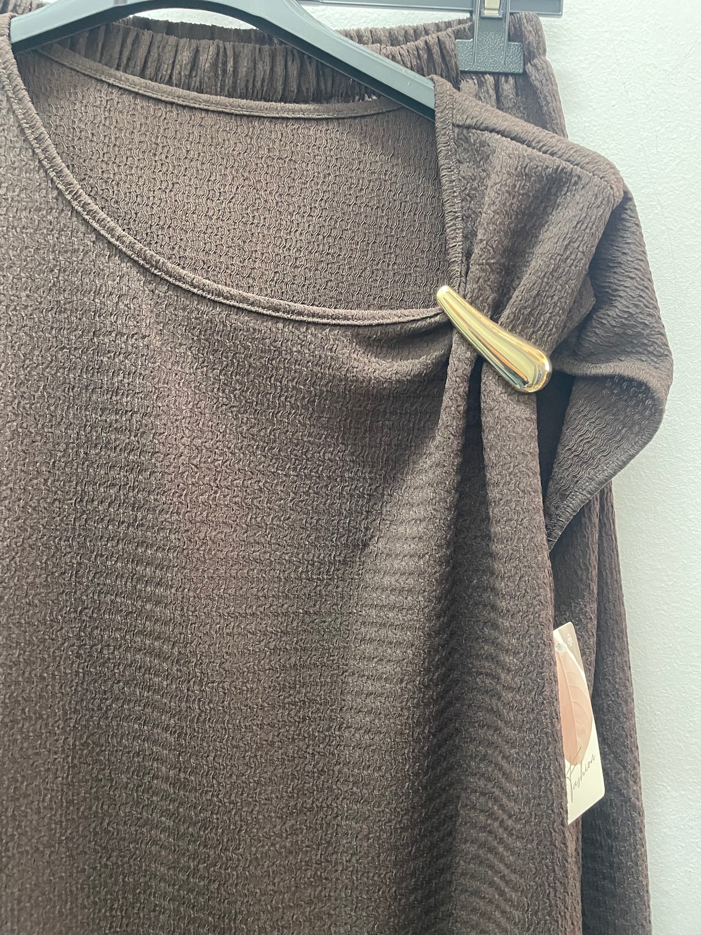 Conjunto marrón broche