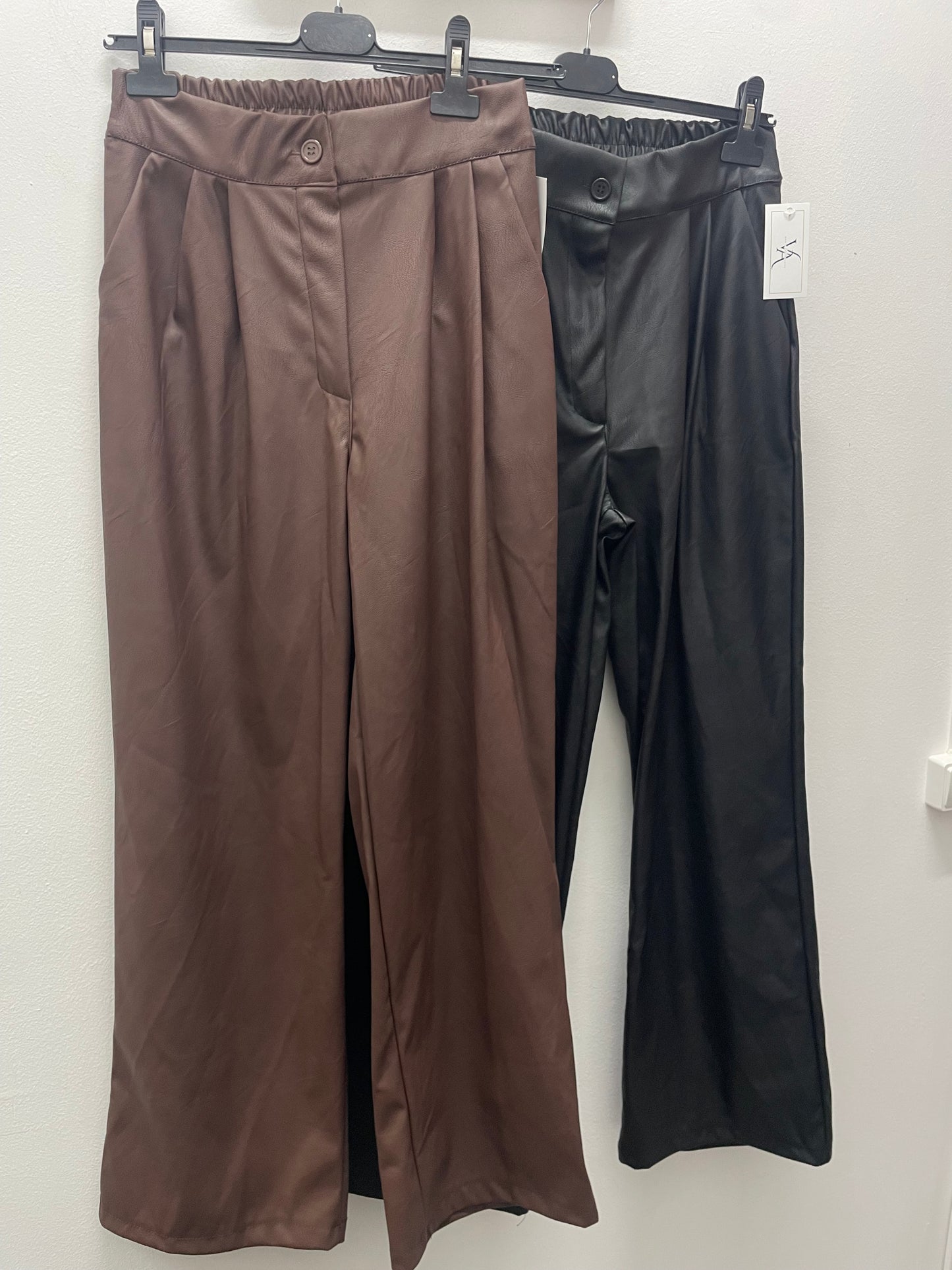 Pantalón polipiel campana