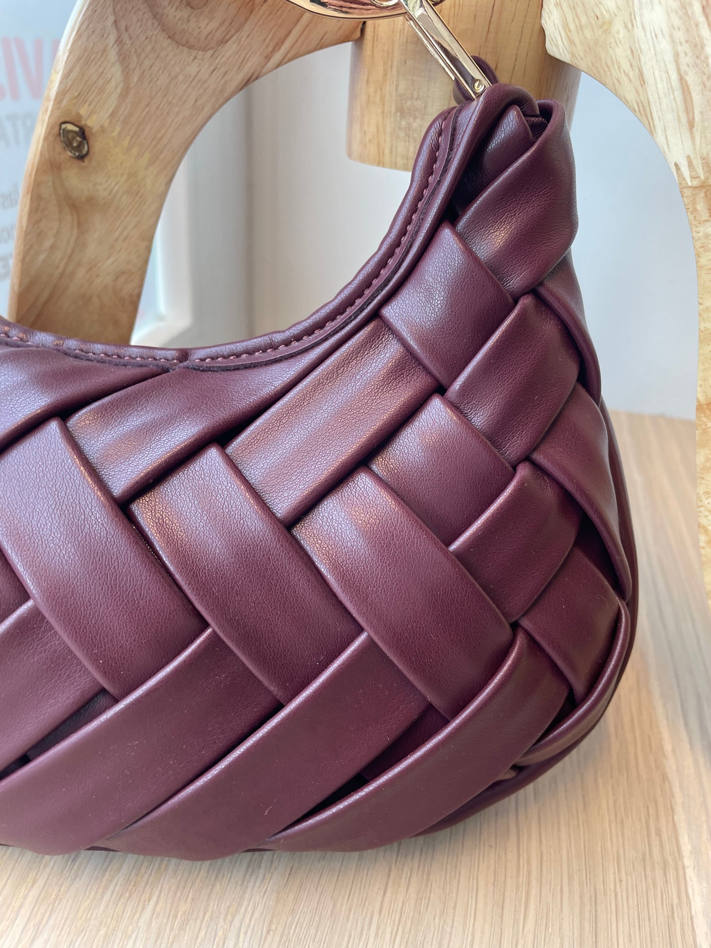 Bolso berenjena asa dorado