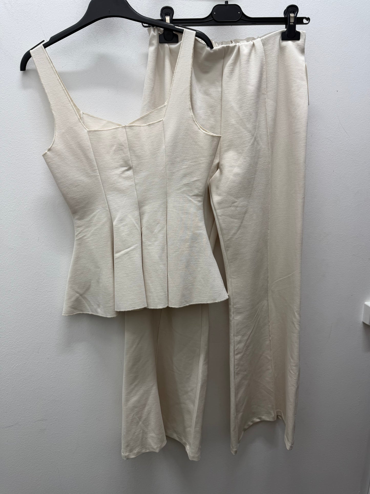 Conjunto beige tiranta