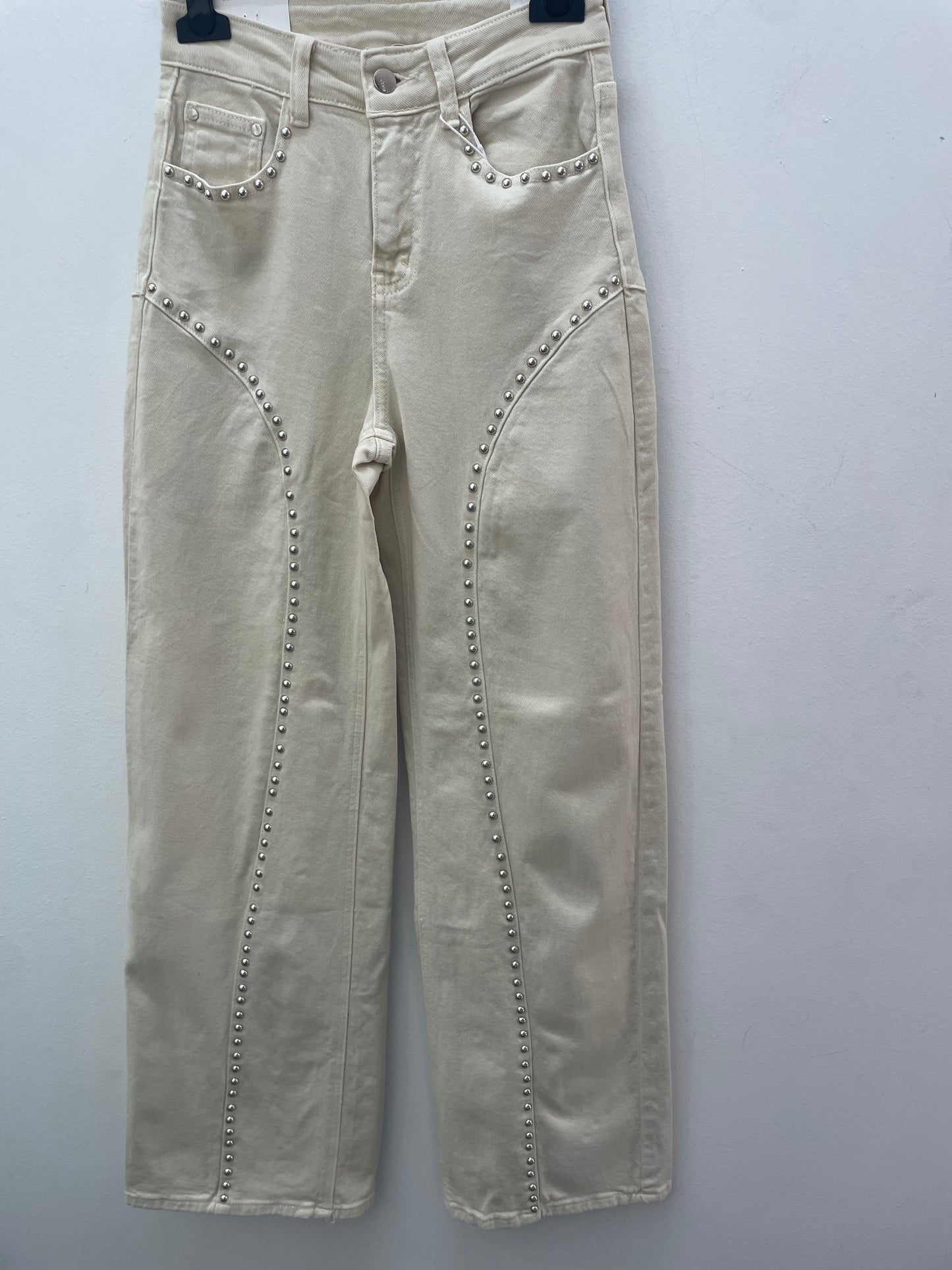 Vaquero beige tachuela