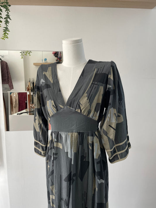 Vestido gris escote v