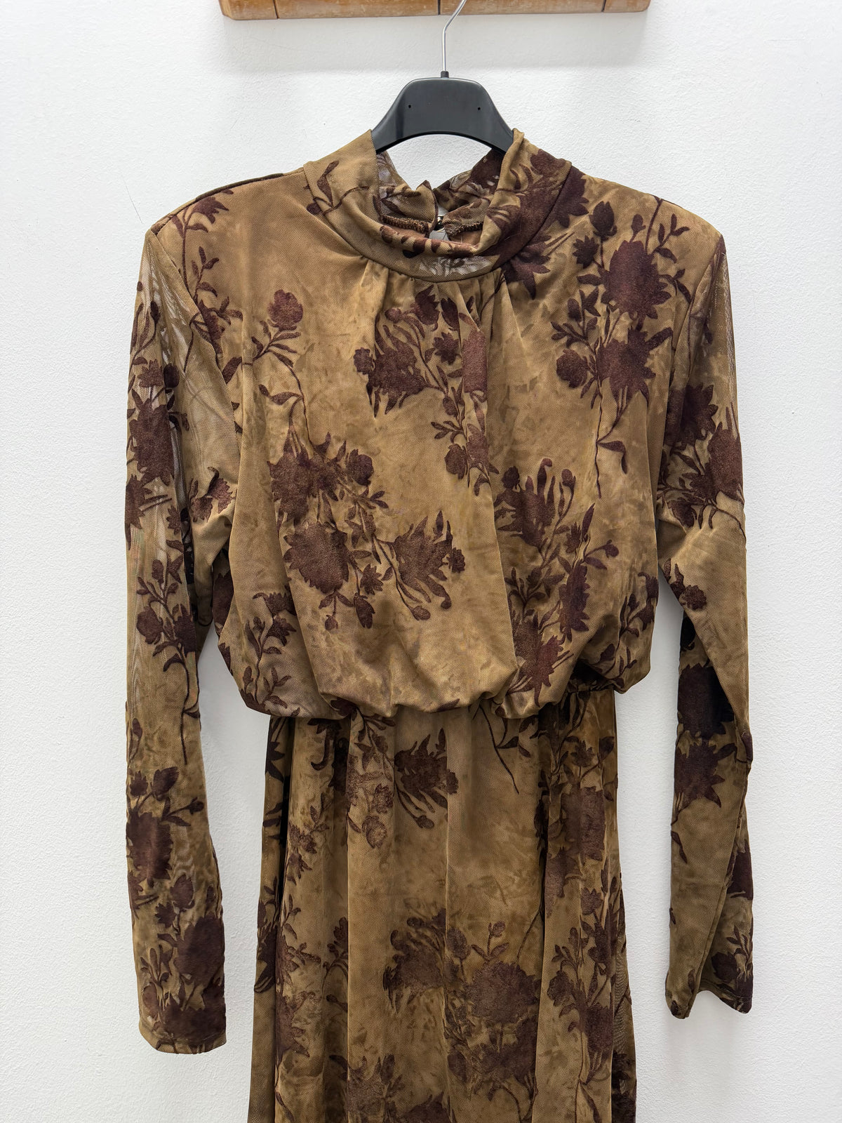 Vestido flor relieve