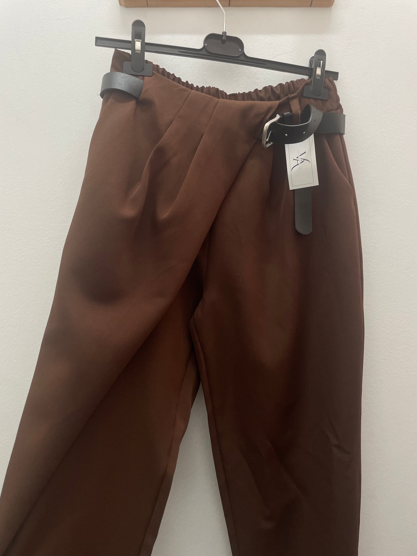 Pantalon marron asimétrico