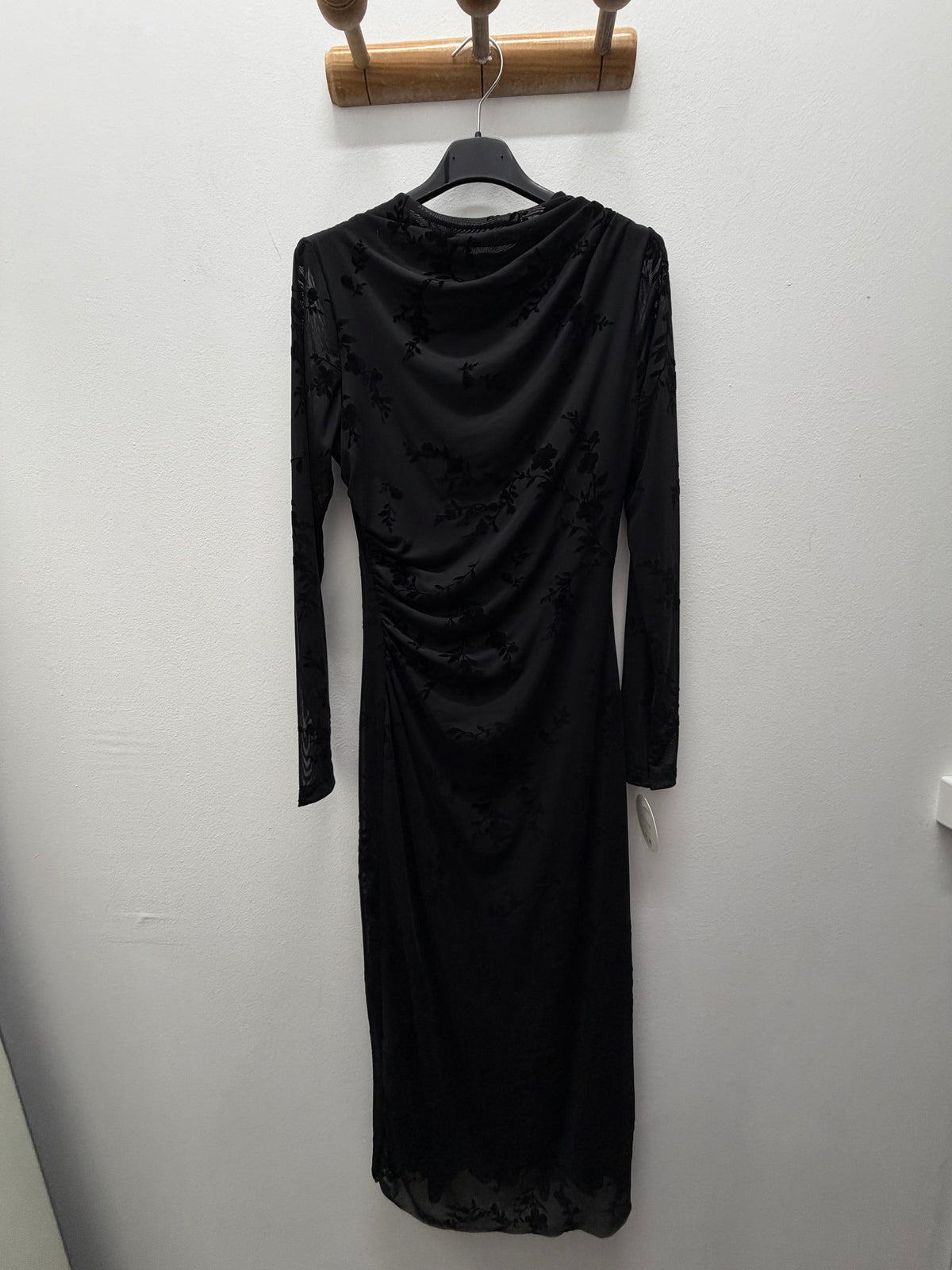 Vestido negro relieve