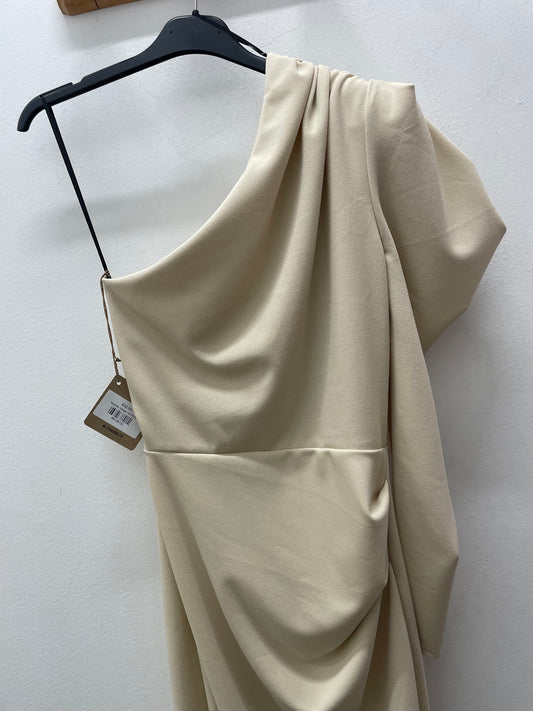 Vestido beige hombrera