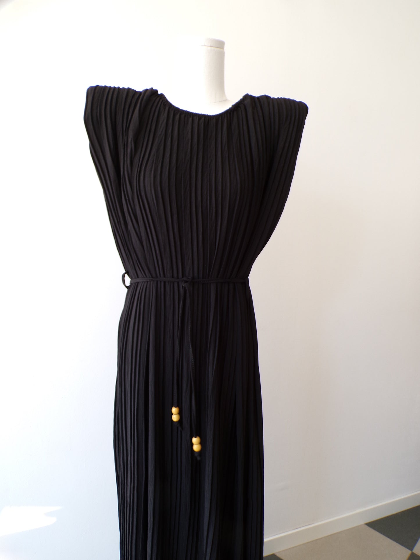 Vestido plisado hombrera