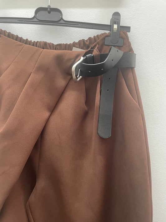 Pantalon marron asimétrico