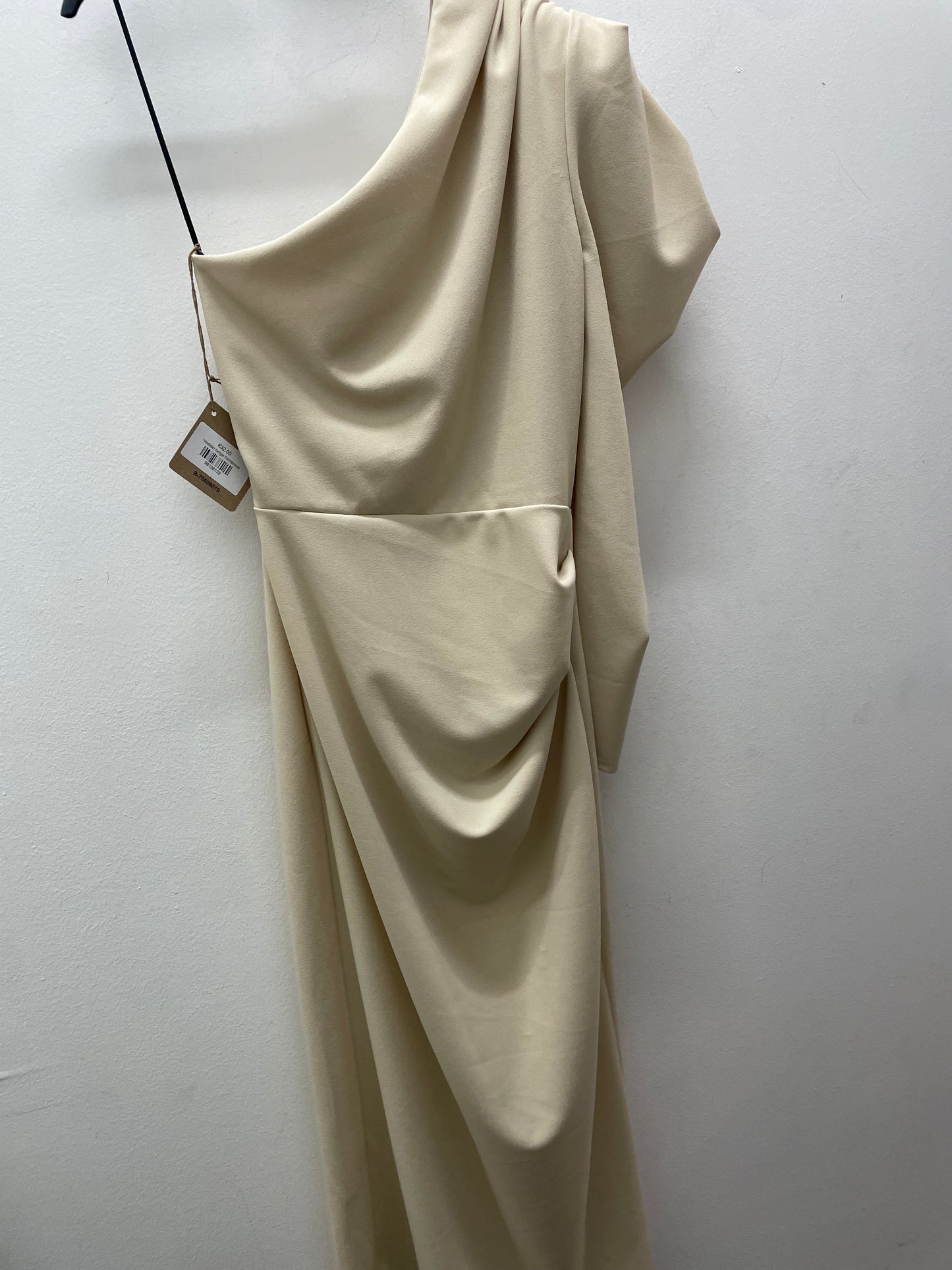 Vestido beige hombrera