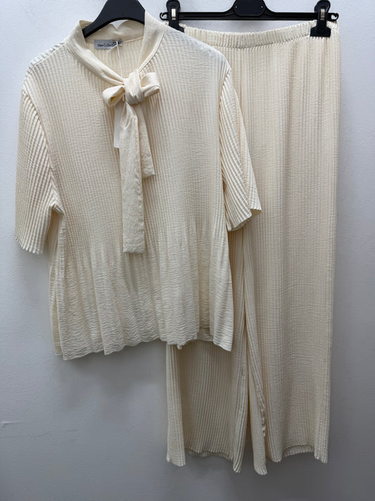 Conjunto beige plisado