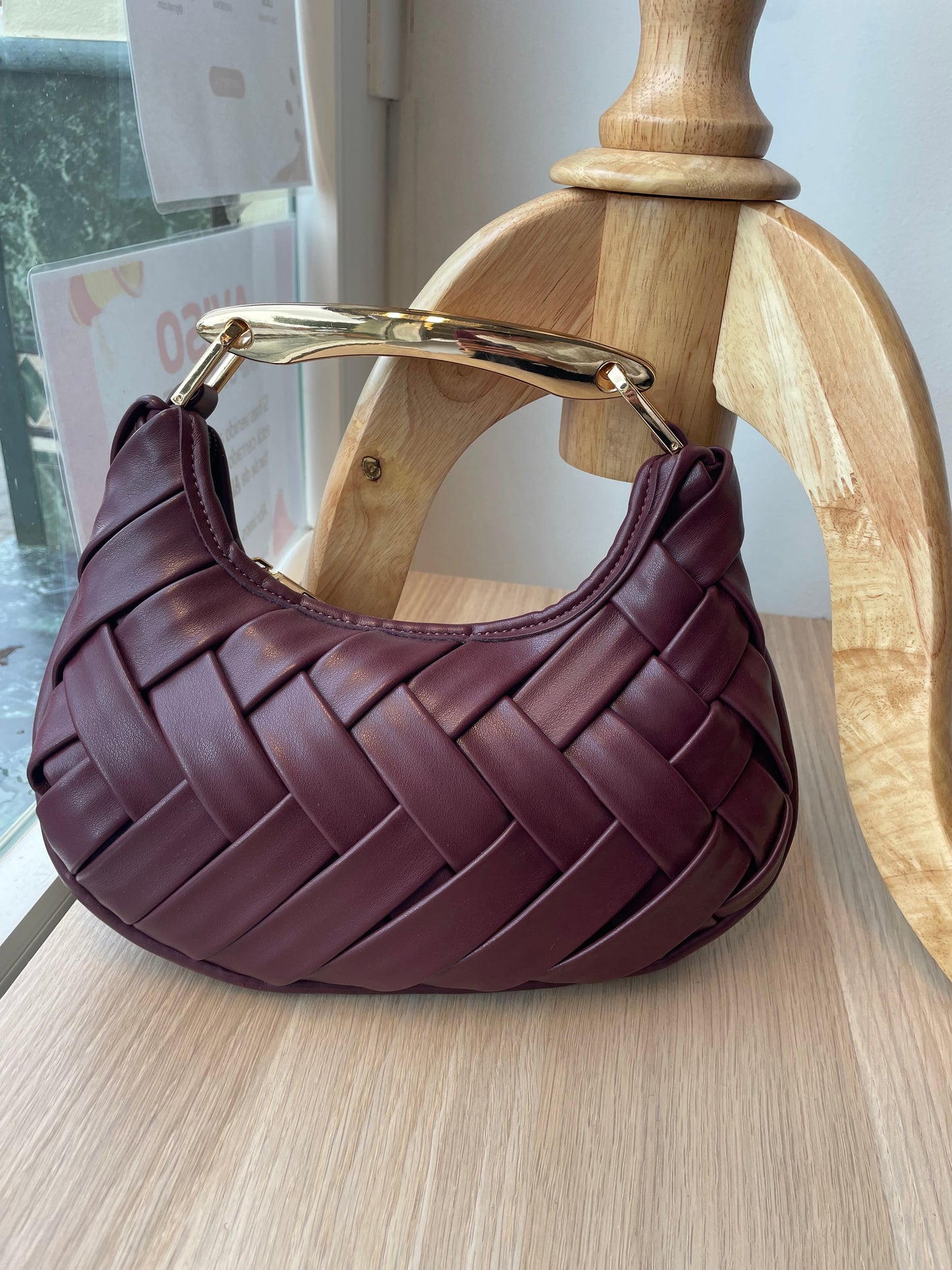 Bolso berenjena asa dorado