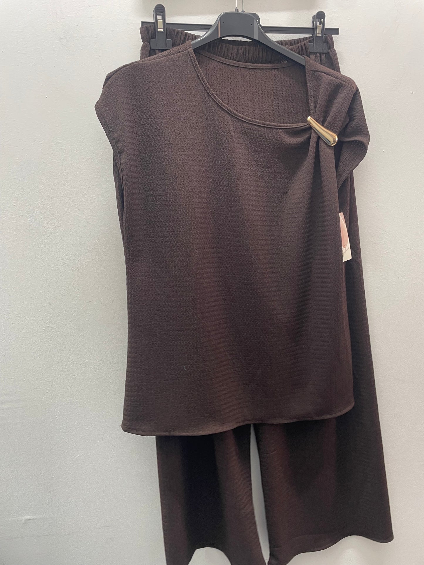 Conjunto marrón broche
