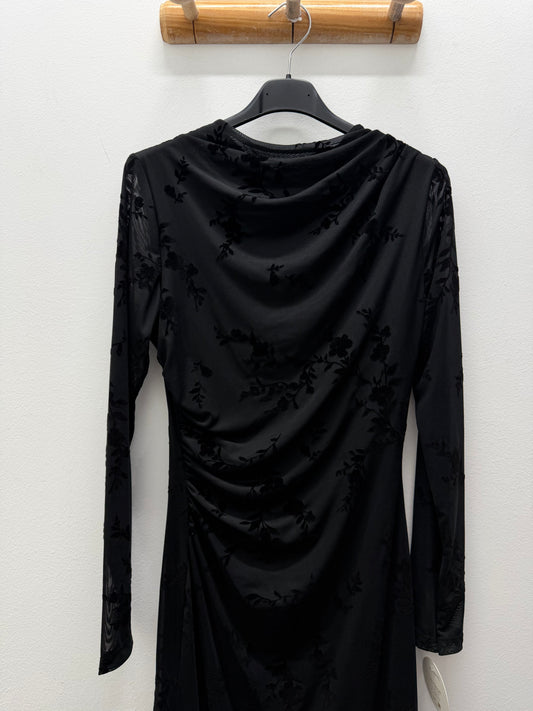 Vestido negro relieve