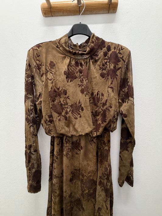 Vestido flor relieve