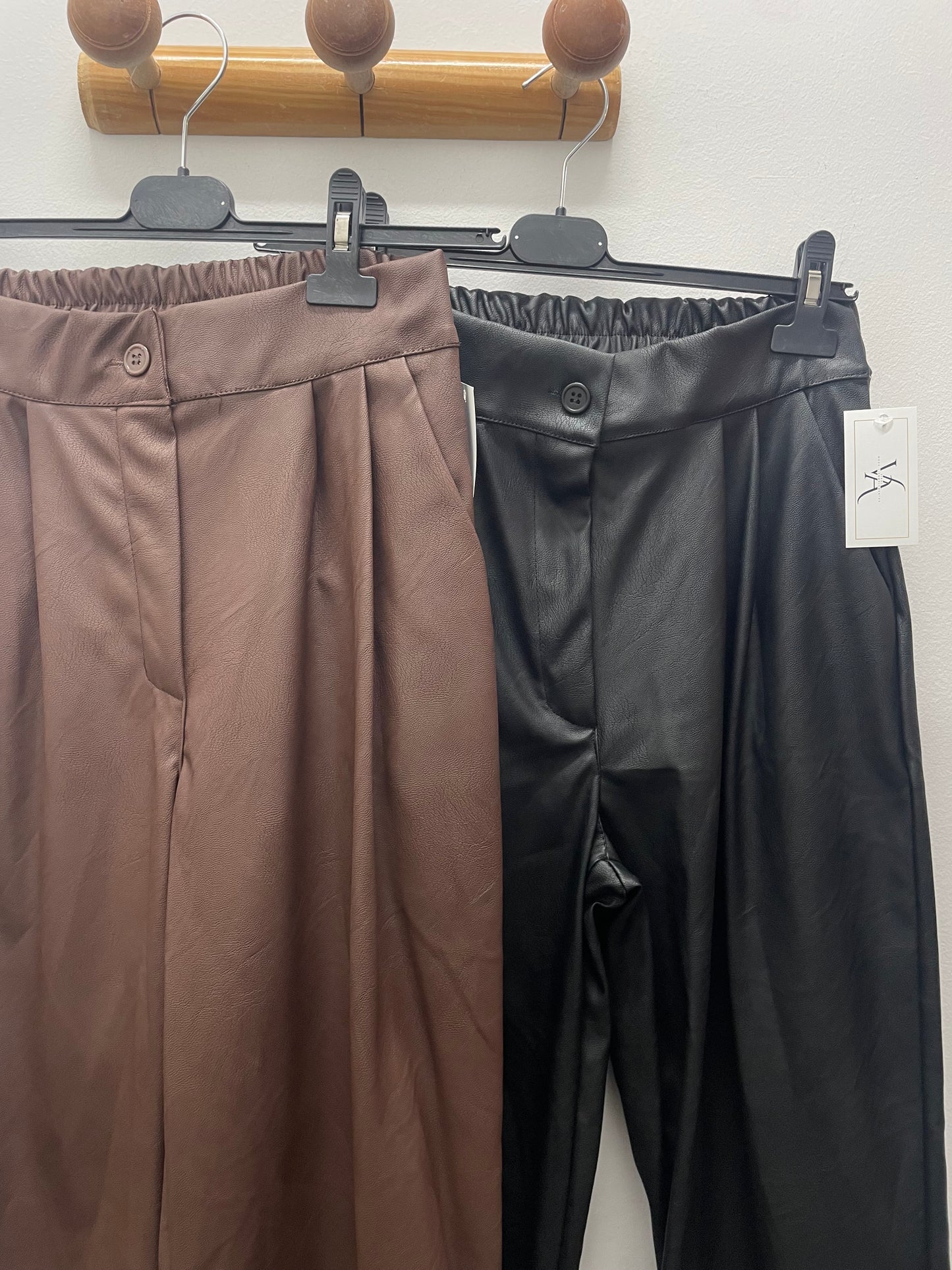 Pantalón polipiel campana