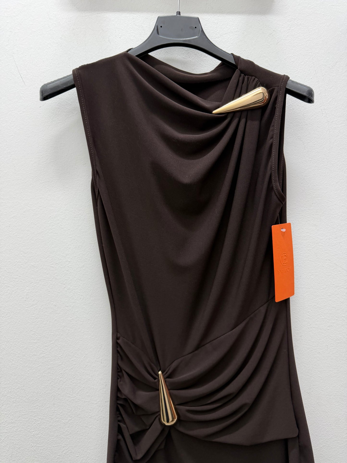 Vestido chocolate broche