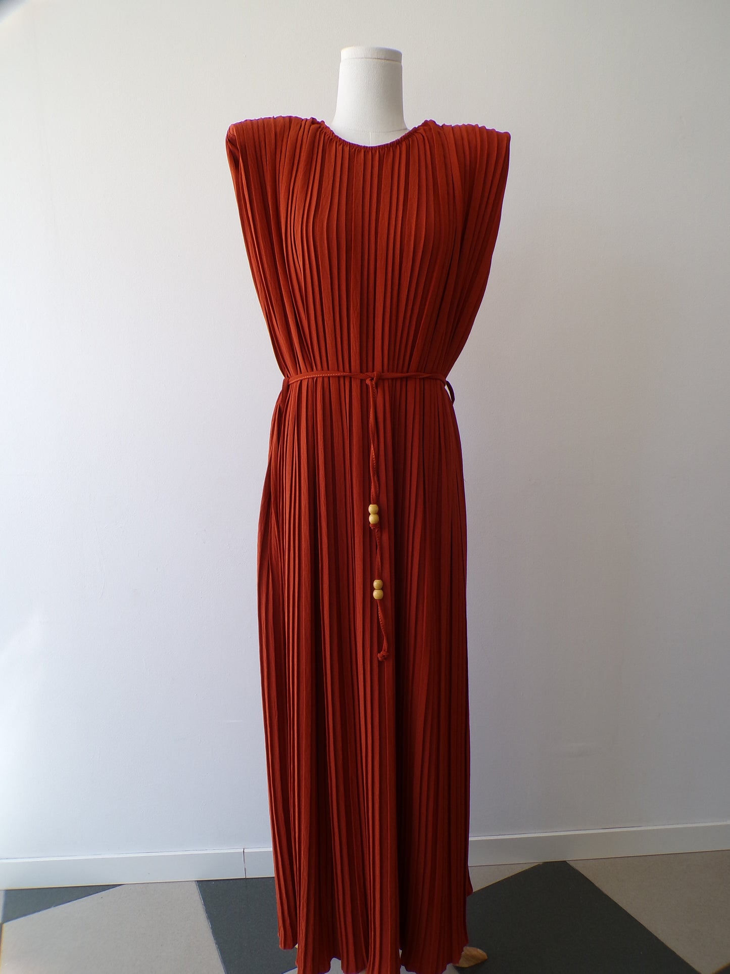 Vestido plisado hombrera