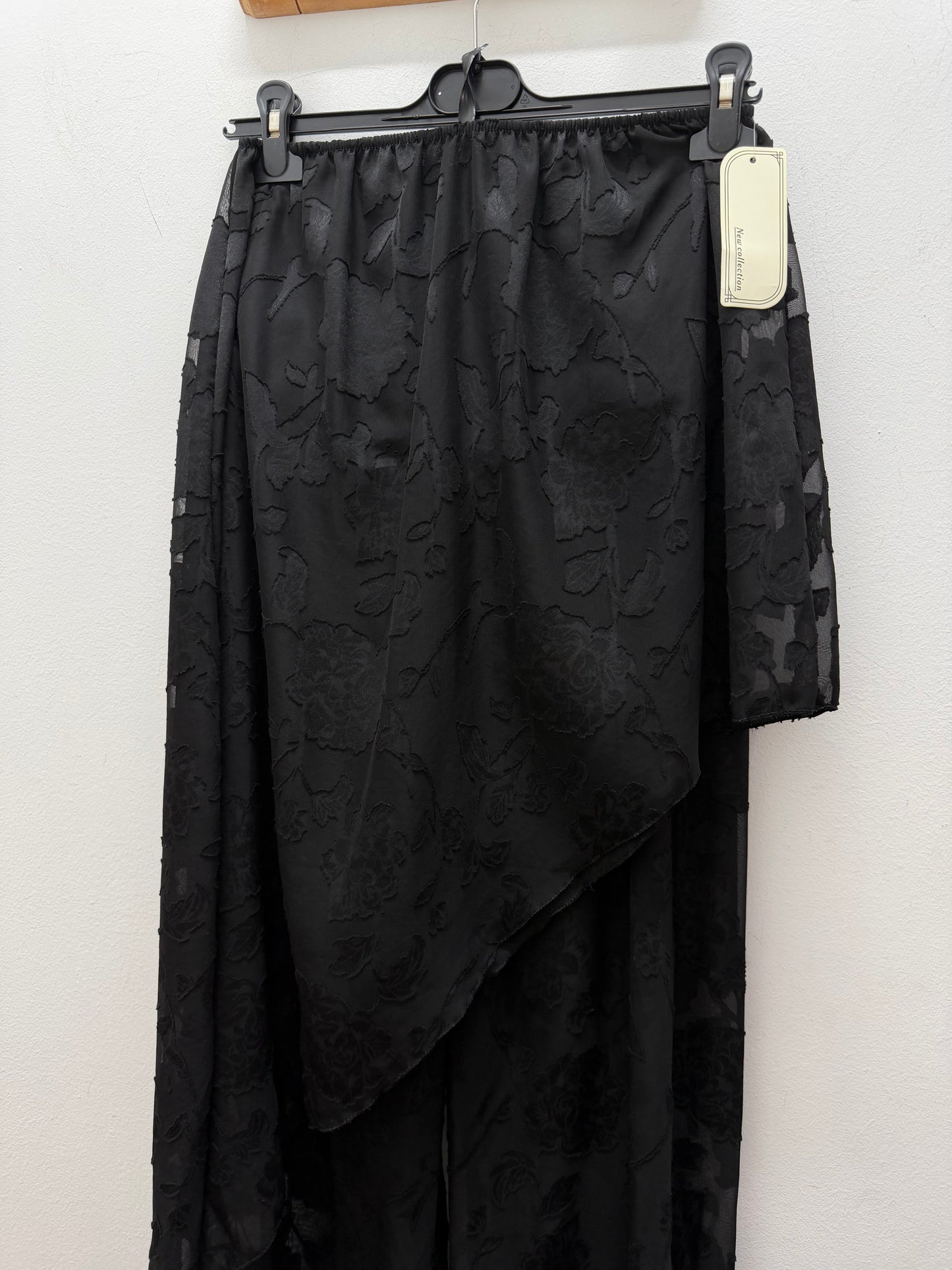 Conjunto negro bordado
