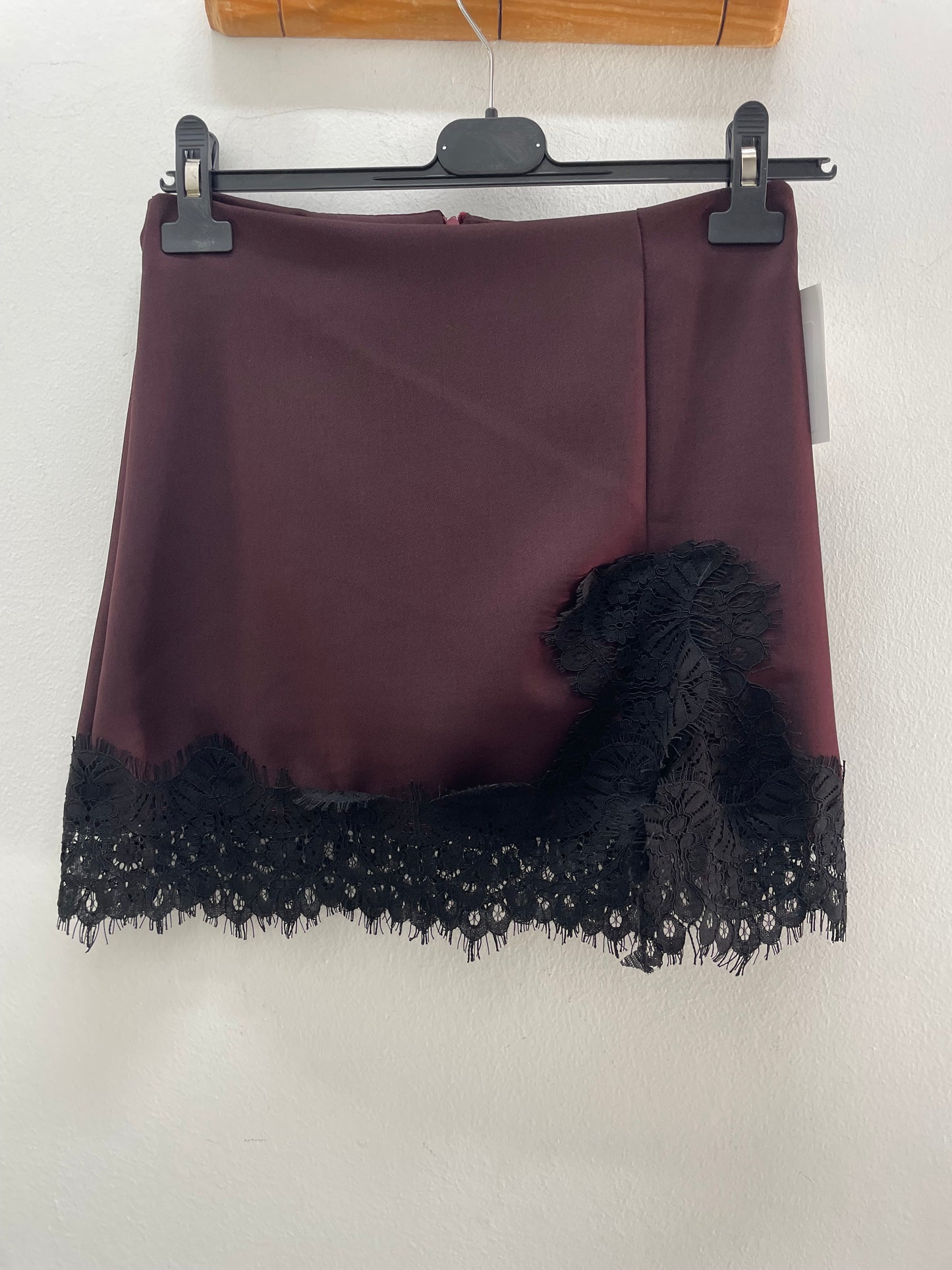 Falda corta encaje
