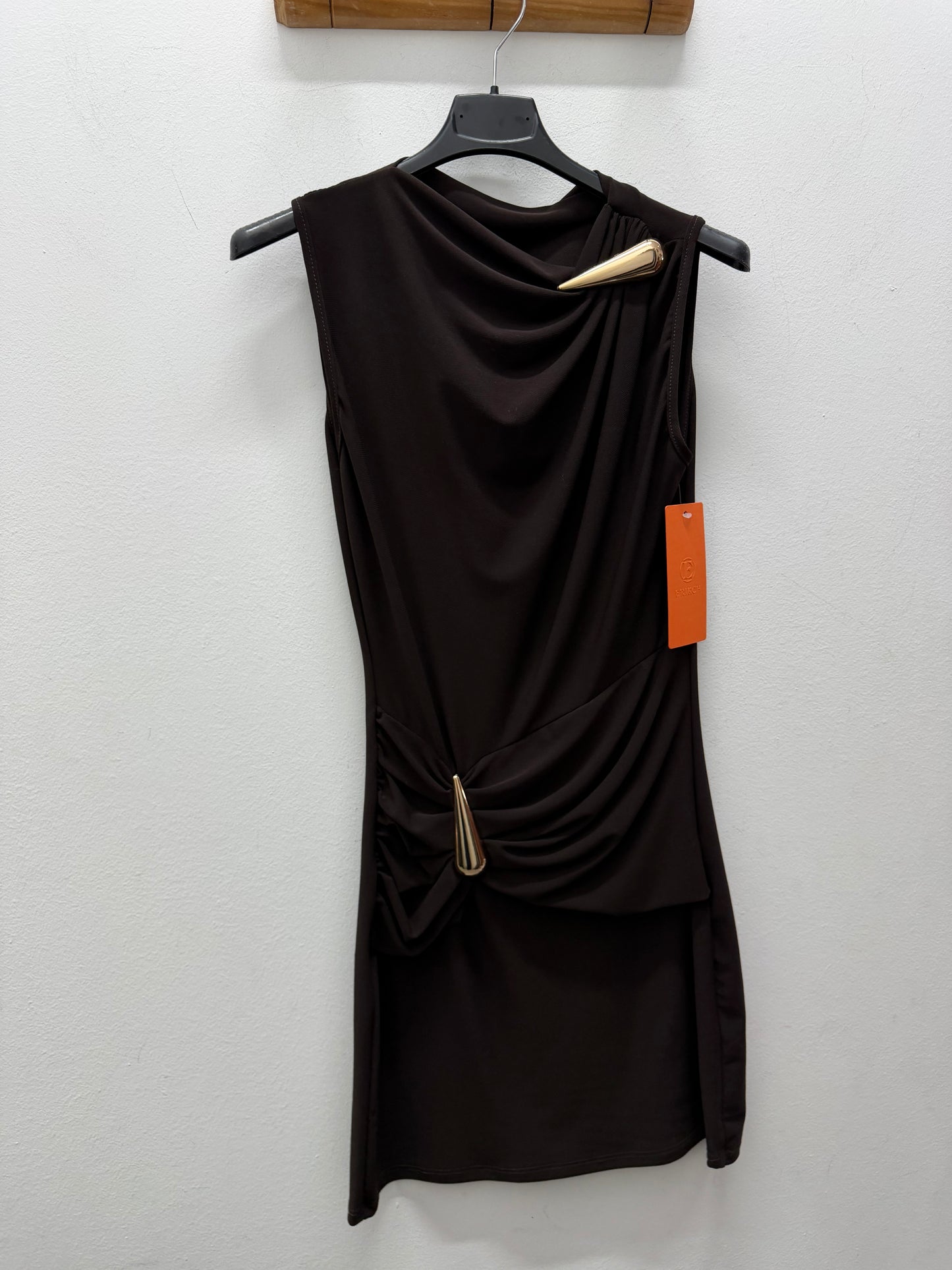 Vestido chocolate broche