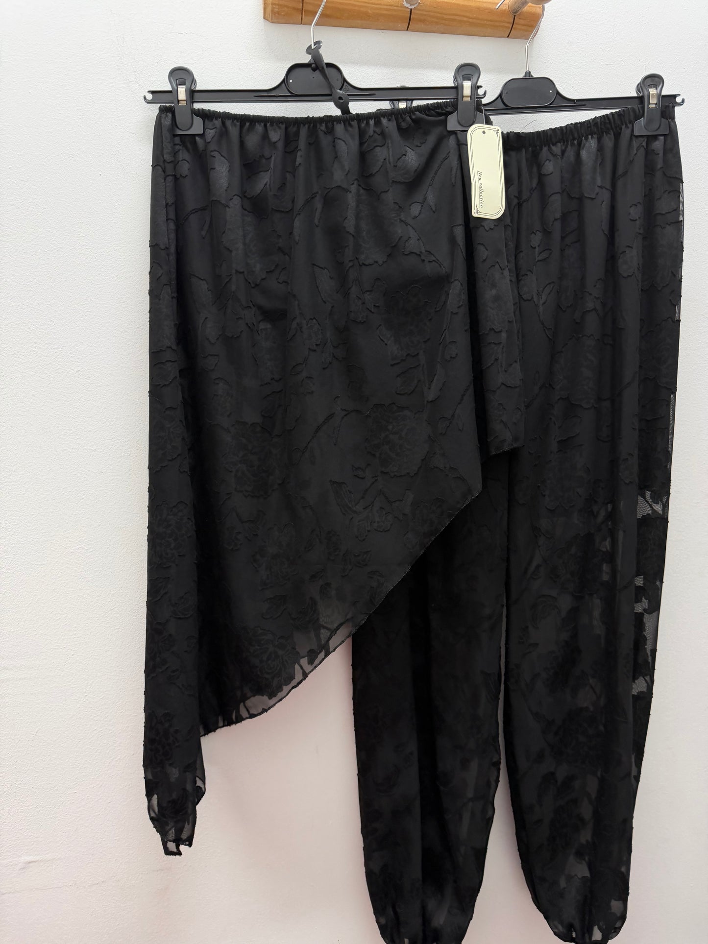 Conjunto negro bordado