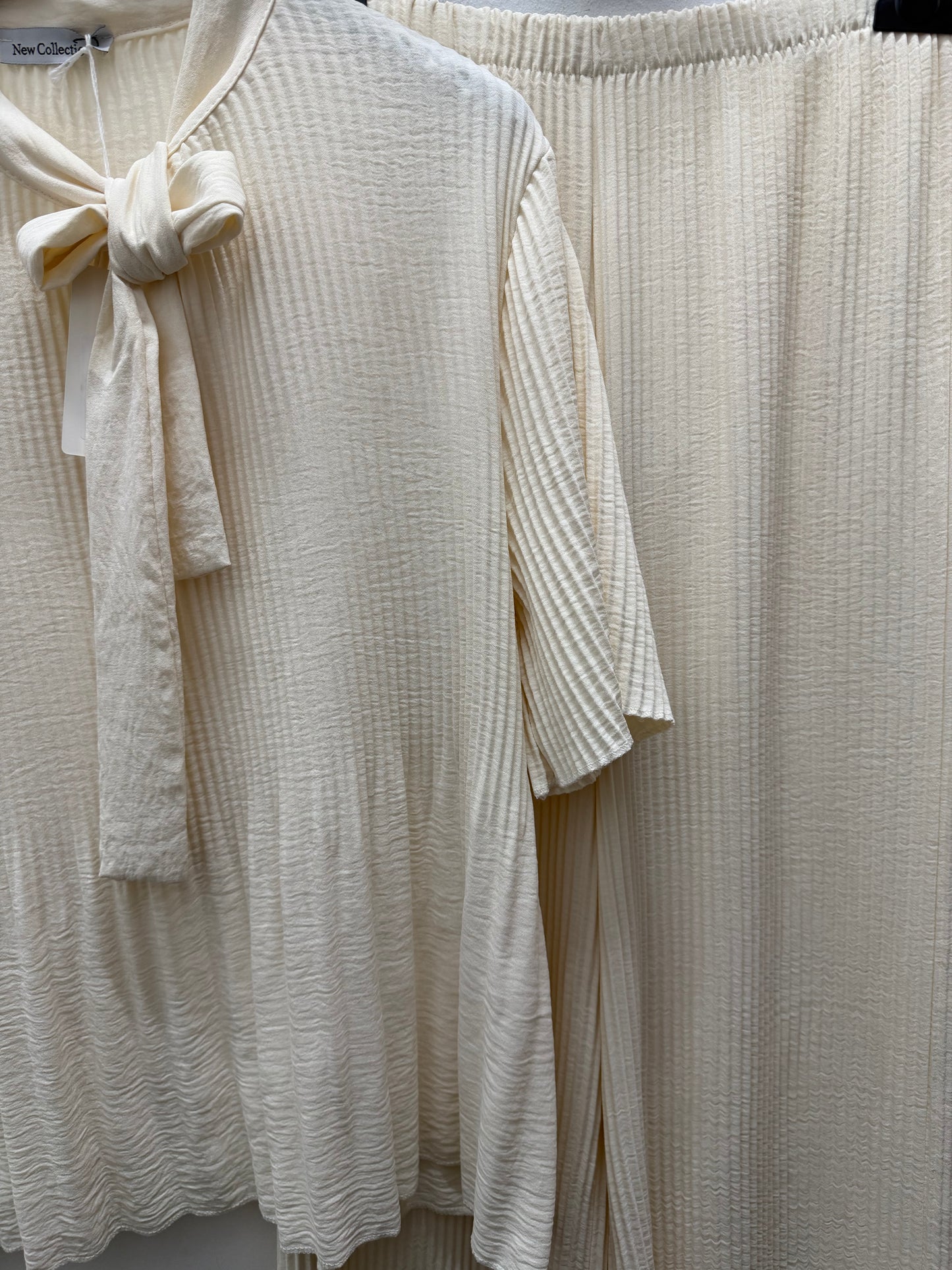 Conjunto beige plisado