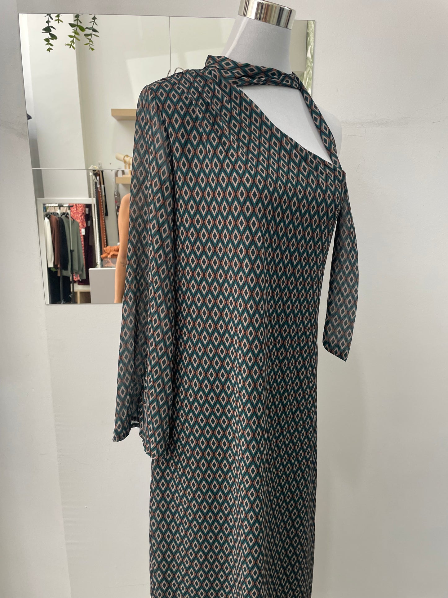 Vestido asimetrico estampado verde