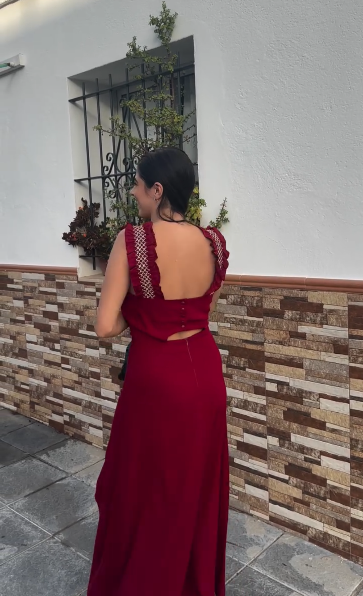 Vestido rojo bordado tiranta