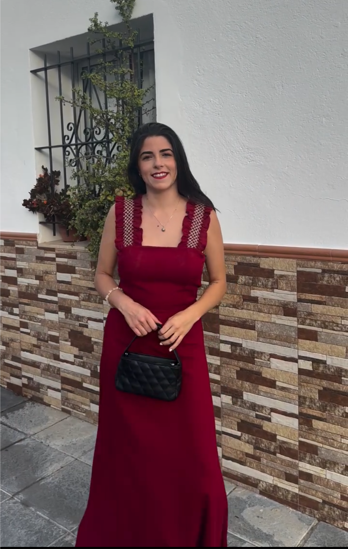 Vestido rojo bordado tiranta